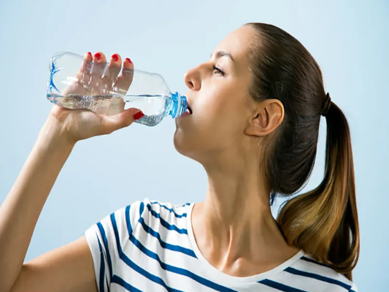 9 فواید شگفتانگیز نوشیدن آب برای داشتن پوستی درخشان و شاداب