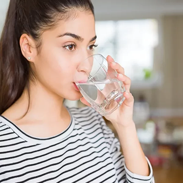 9 تا از فواید نوشیدن آب برای صورت