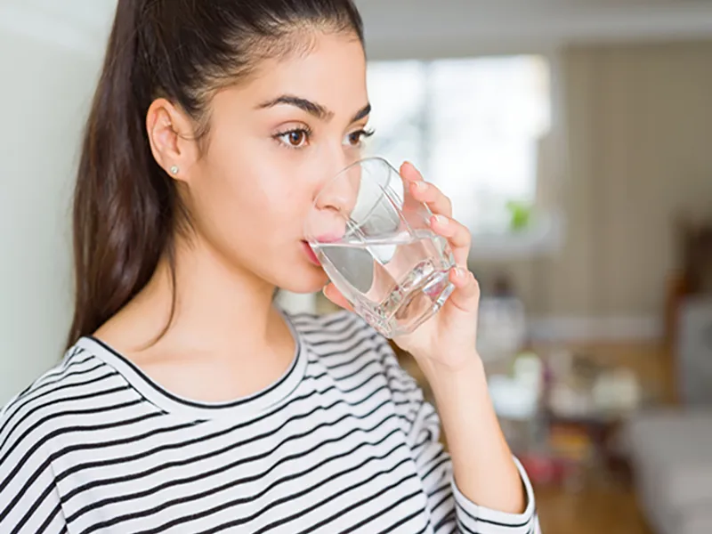 9 تا از فواید نوشیدن آب برای صورت